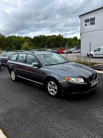 Volvo V70 2 of 12