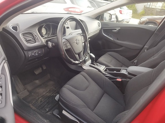 Volvo V40 Cross Country 3 of 3