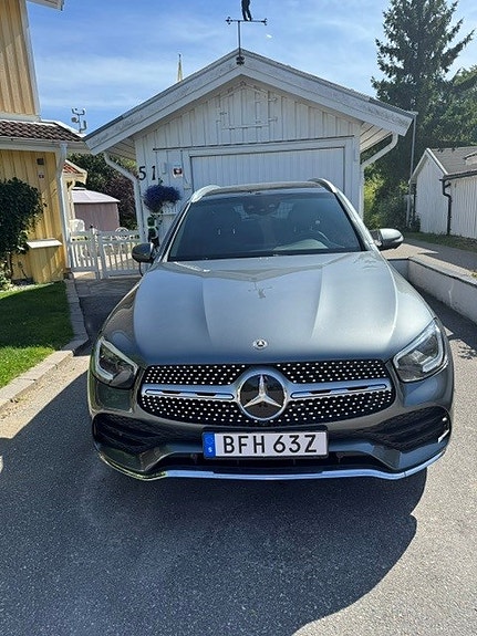 Mercedes-Benz GLC300 e 2 of 10