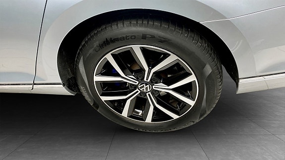 Volkswagen Passat 6 of 12
