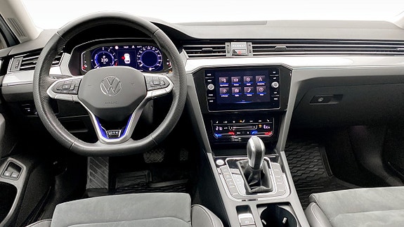 Volkswagen Passat 10 of 12