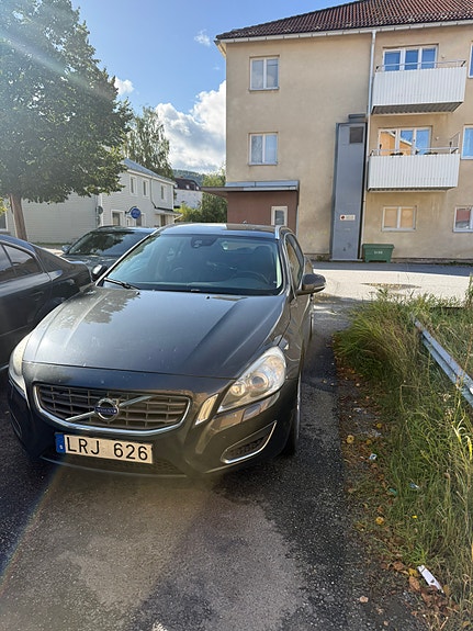 Volvo V60 2 of 5