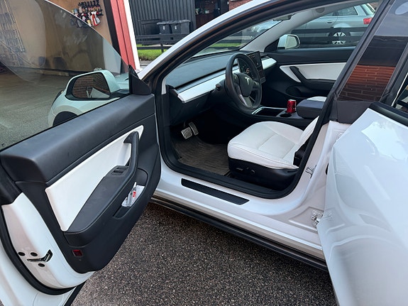 Tesla Model 3 2 of 5