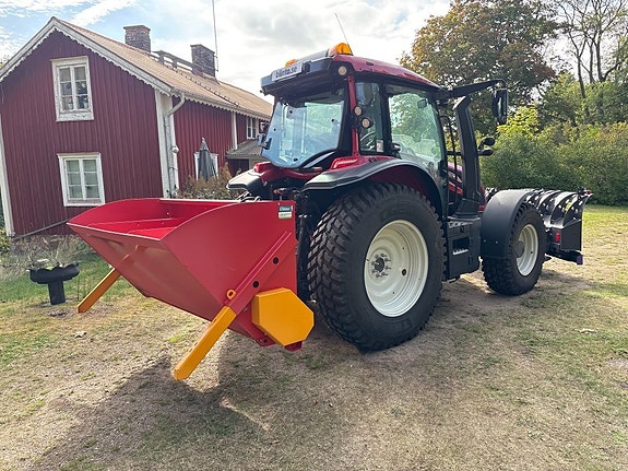 Traktor med snöutrustning VALTRA G125 e Active 5 of 6