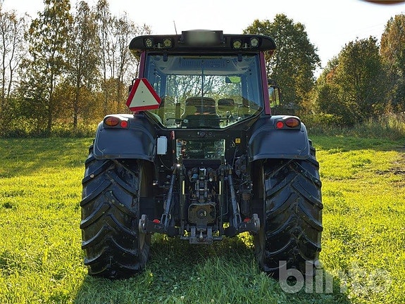 Traktor med frontlastare Valtra N121 med Ålö frontlastare 6 of 6