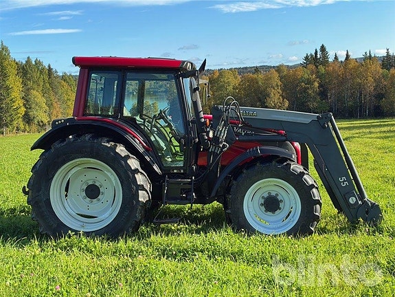 Traktor med frontlastare Valtra N121 med Ålö frontlastare 4 of 6