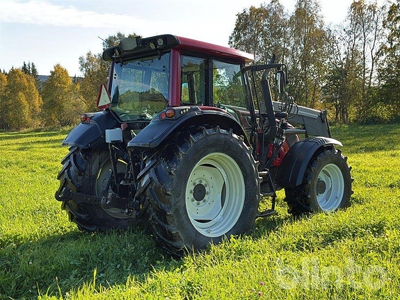 Traktor med frontlastare Valtra N121 med Ålö frontlastare 5 of 6