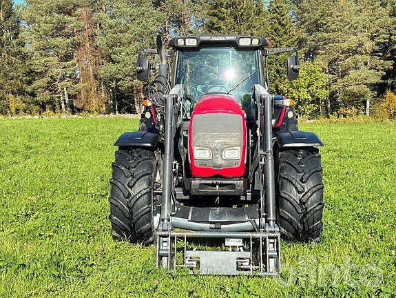 Traktor med frontlastare Valtra N121 med Ålö frontlastare 2 of 6