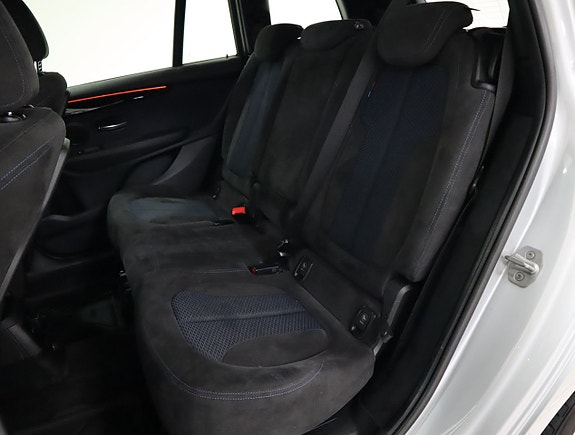 BMW 218d 8 of 19