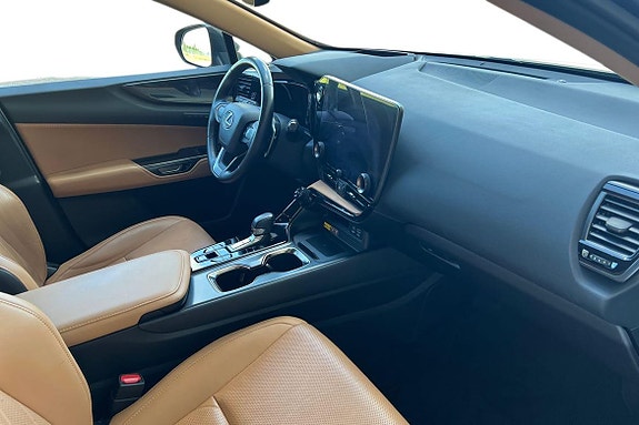 Lexus NX450h+ 10 of 25
