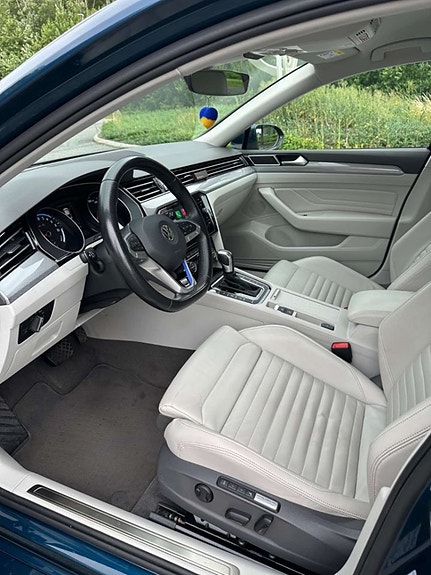 Volkswagen Passat 12 of 18
