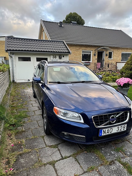 Volvo V70 2 of 11