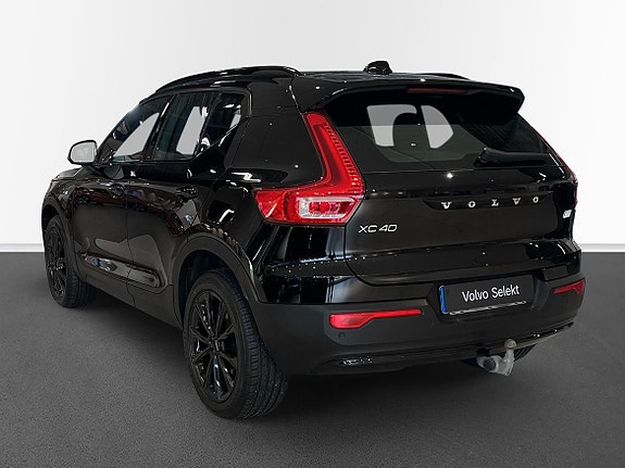 Volvo XC40 2 of 16