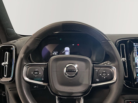 Volvo XC40 12 of 16
