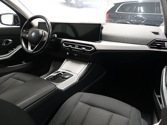 BMW 330e 20 of 30