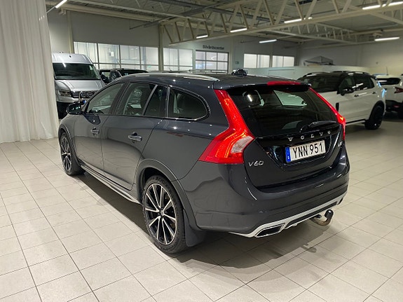Volvo V60 Cross Country 7 of 12