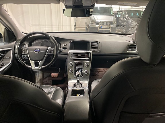 Volvo V60 Cross Country 2 of 12