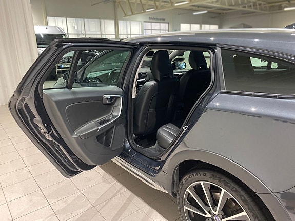 Volvo V60 Cross Country 8 of 12