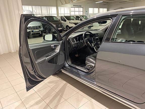 Volvo V60 Cross Country 9 of 12