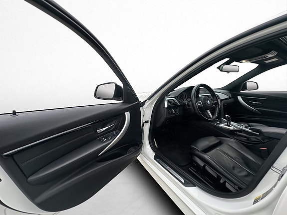 BMW 330e 8 of 28