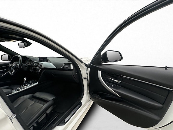 BMW 330e 13 of 28