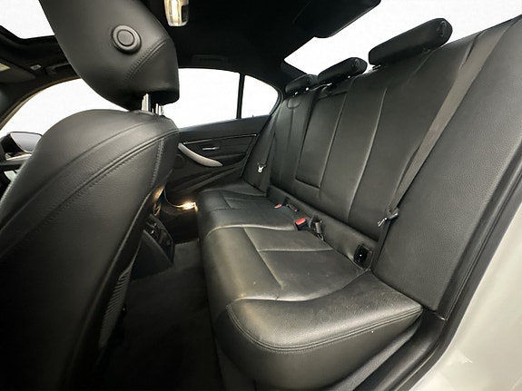 BMW 330e 14 of 28