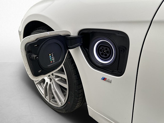 BMW 330e 27 of 28