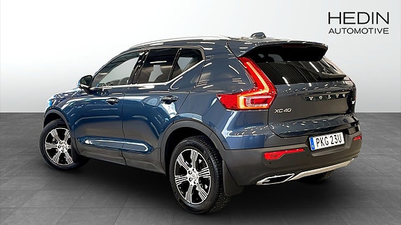 Volvo XC40 2 of 12