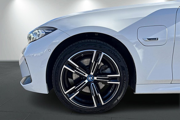 BMW 330e 11 of 30