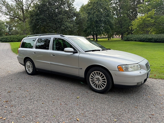 Volvo V70 2 of 8