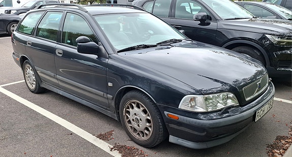 Volvo V40 2 of 12