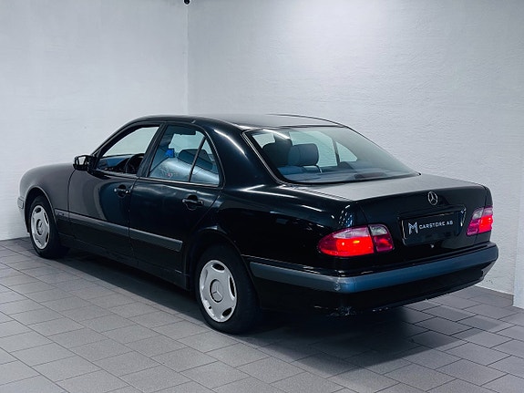 Mercedes-Benz E240 15 of 16