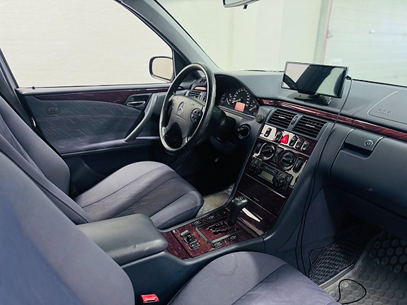 Mercedes-Benz E240 5 of 16