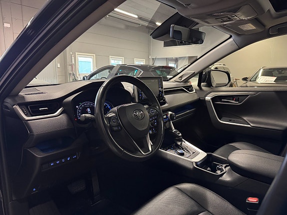 Toyota RAV4 6 of 24