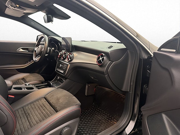 Mercedes-Benz CLA250 14 of 30