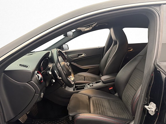 Mercedes-Benz CLA250 13 of 30