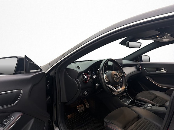 Mercedes-Benz CLA250 12 of 30
