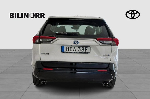 Toyota RAV4 Plug-in Hybrid 4 of 11