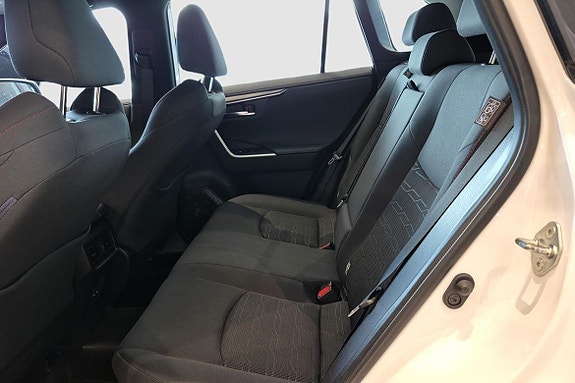 Toyota RAV4 Plug-in Hybrid 8 of 11