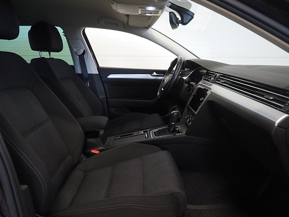 Volkswagen Passat 10 of 27
