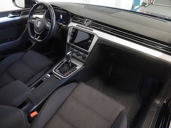 Volkswagen Passat 9 of 27