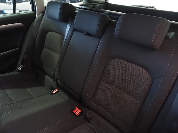 Volkswagen Passat 13 of 27