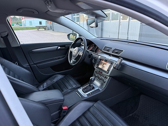 Volkswagen Passat 18 of 30