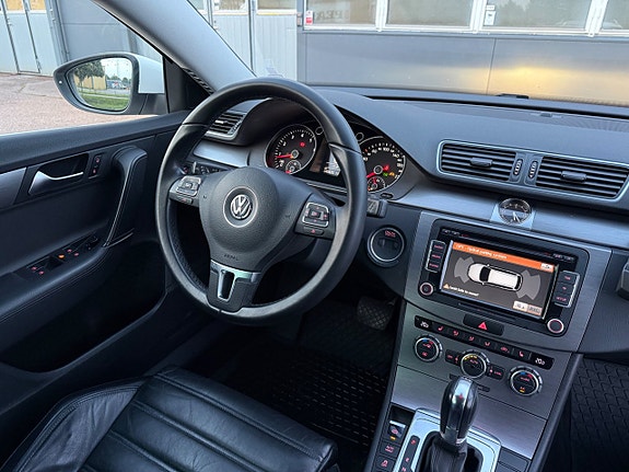 Volkswagen Passat 23 of 30