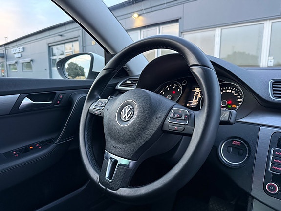 Volkswagen Passat 22 of 30