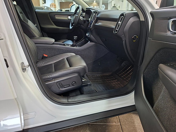 Volvo XC40 7 of 24