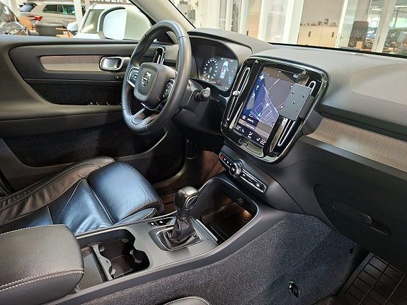 Volvo XC40 8 of 24