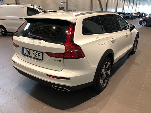 Volvo V60 Cross Country 3 of 9