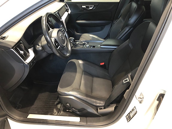 Volvo V60 Cross Country 7 of 9