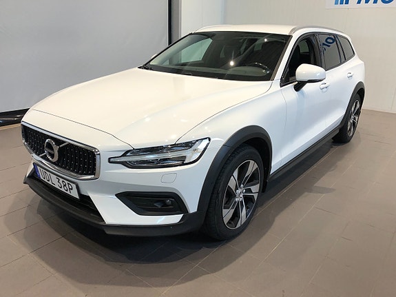 Volvo V60 Cross Country 2 of 9